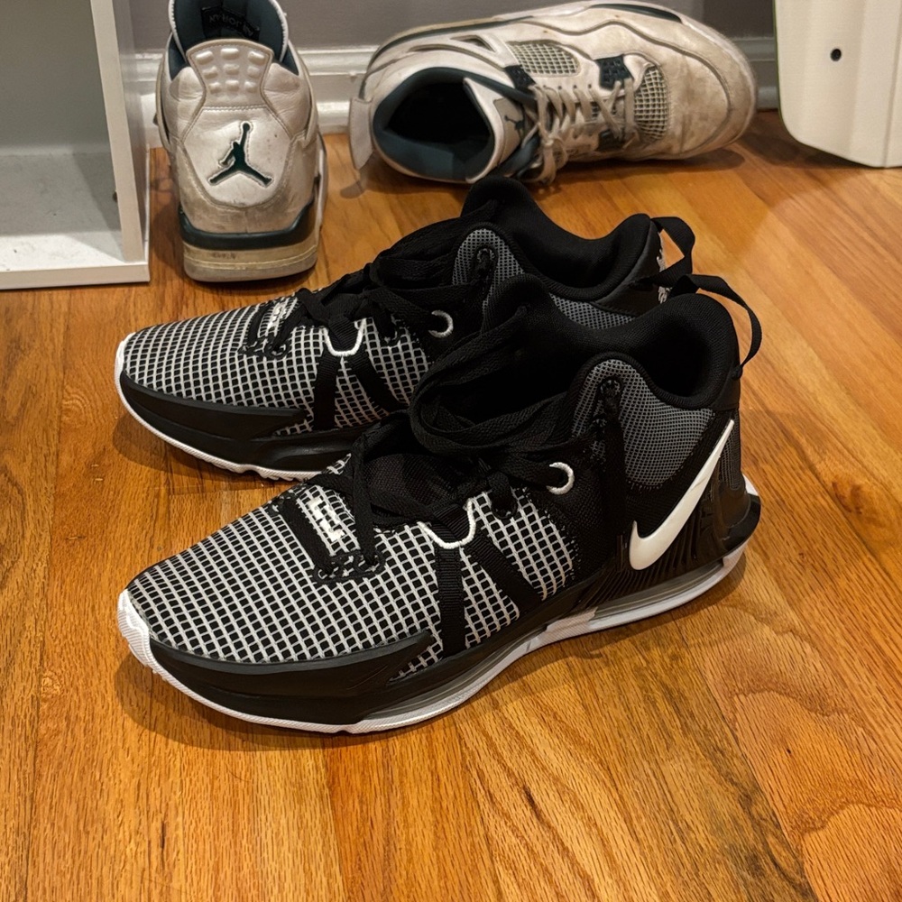 Nike LeBron basketball shoes size 10.5 - Picture 1 of 6